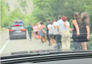 Turisti zaigrali kolo na graničnom prelazu Gostun 
