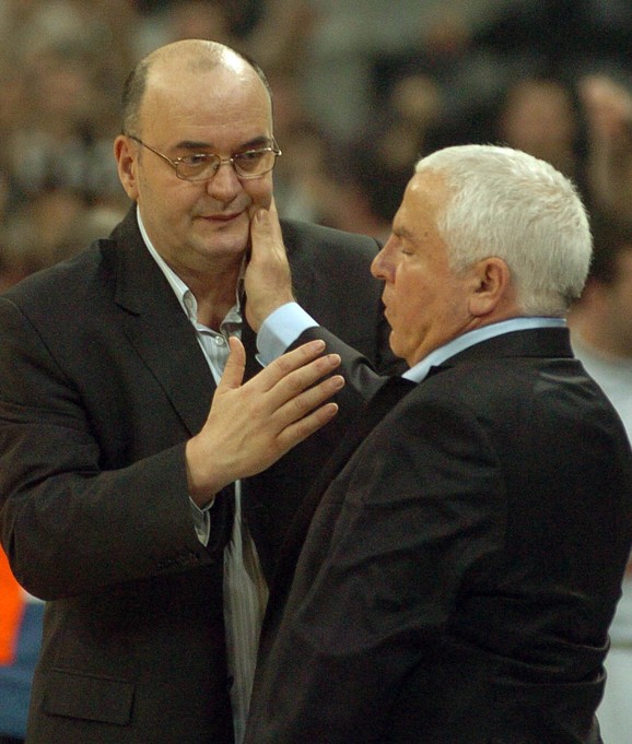 Duško Vujošević prima čestitke za plasman na F4 Evrolige posle eliminacije Makabija