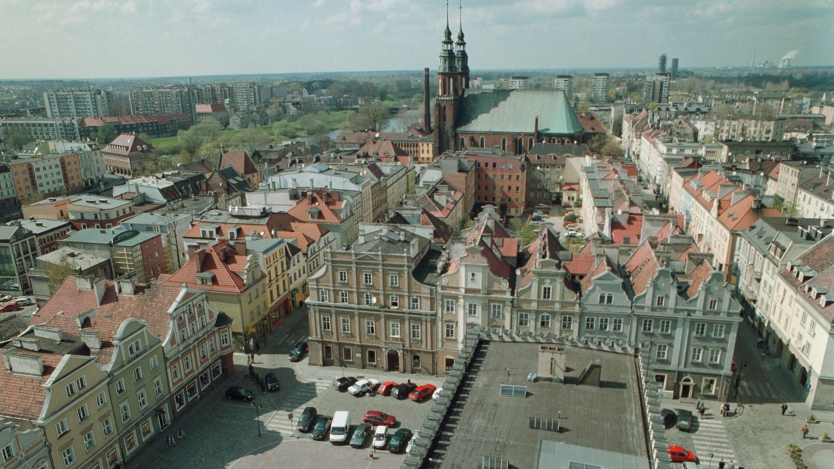 "Nowa Trybuna Opolska": Już 200 par niepotrzebnych okularów trafiło do specjalnych pudełek ustawionych w urzędzie miasta. W akcję chcą się też włączyć inne miasta.