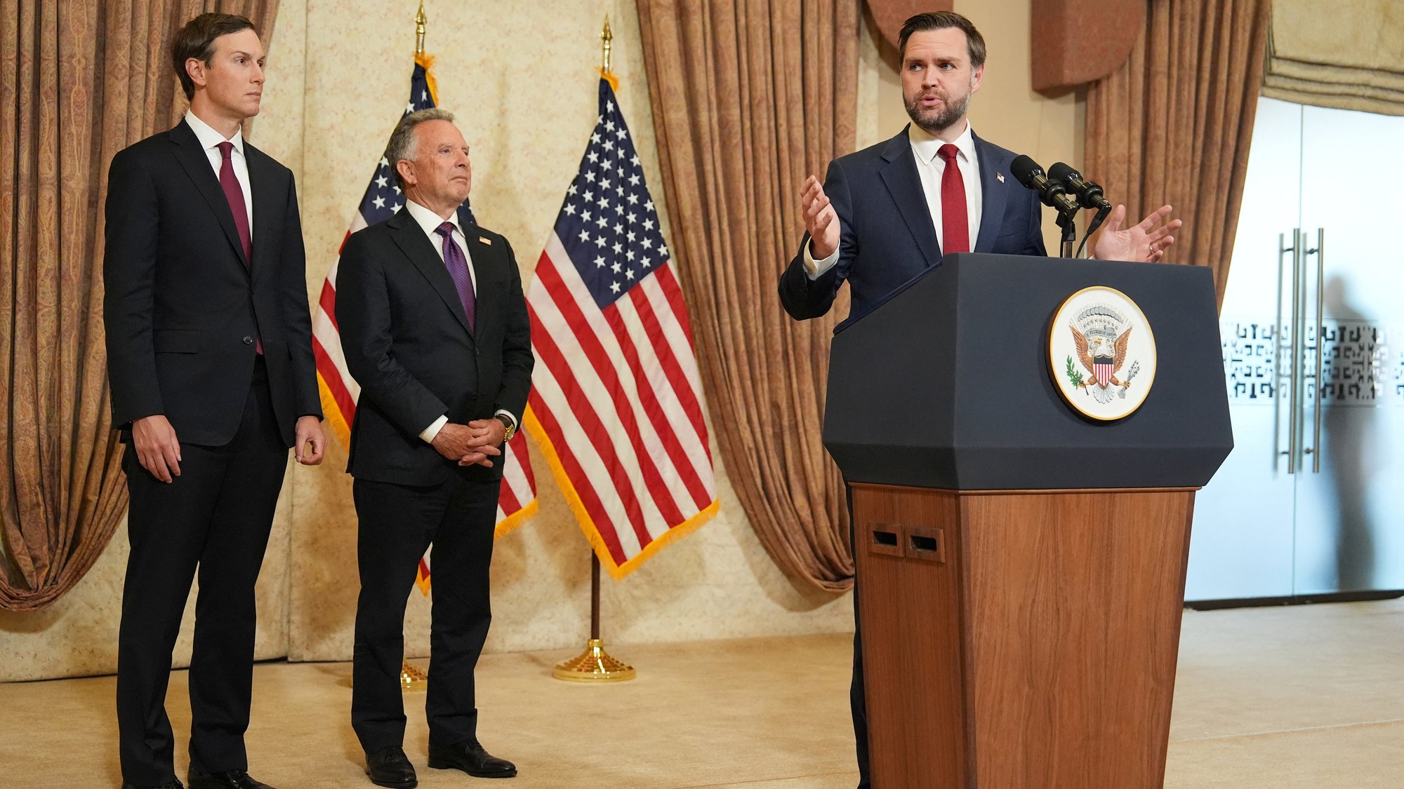 Americký viceprezident J. D. Vance hovorí počas tlačovej konferencie po stretnutí so zástupcami Pakistanu a Iránu