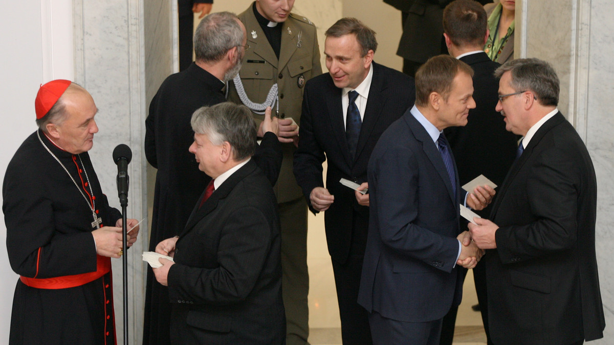 Posłowie i senatorowie zgromadzili się w środę na parlamentarnym spotkaniu opłatkowym, w którym udział wzięli także prezydent Bronisław Komorowski, premier Donald Tusk i metropolita warszawski kard. Kazimierz Nycz.