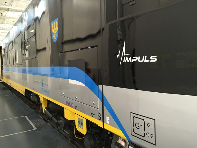 Urząd Marszałkowski w Opolu podpisał umowę z Newagiem w październiku ubiegłego roku. A pięć składów to wcale nie musi być koniec. W kontrakcie jest „zaszyta” opcja na domówienie bez przetargu dwóch dodat­ko­wych sztuk. Samorządowcy mają czas na decyzję do końca stycznia 2018 r. Jeśli okaże się, że pociągów będzie siedem, a nie pięć, umowa powiększy się do prawie 88,3 mln zł.