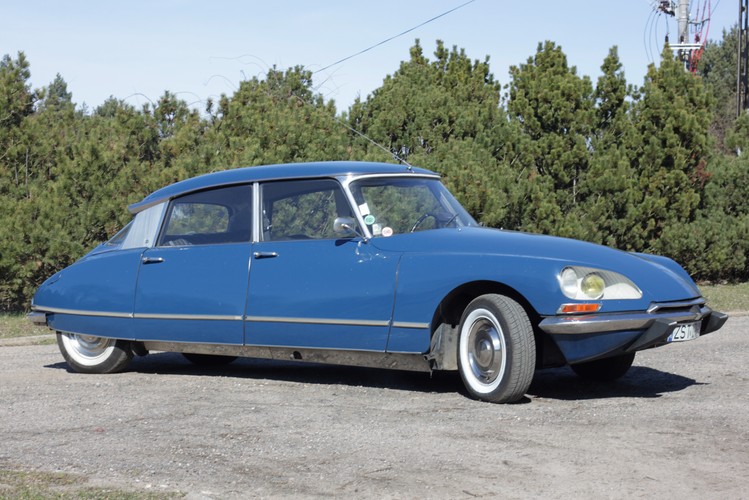 W 1955 roku podczas paryskiego salonu samochodowego zaprezentowano DS - kultowy model Citroena