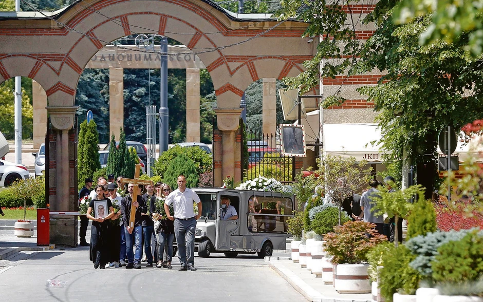 Na sahrani stotinak prijatelja, sestra Luke Bojovića nosila Miloradovićevu sliku