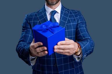 Świąteczne prezenty pod lupą skarbówki: do jakiej wartości można wręczyć prezent kontrahentom i co z podatkiem?