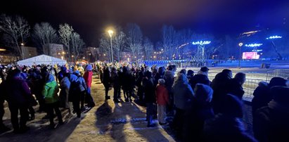 Tłumy na Sylwestrze w Zakopanem. Nie ma śniegu, jest szampańska zabawa i... straszna drożyzna!