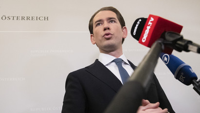 Szorul a hurok: felfüggeszthetik a korrupció miatt lemondott osztrák kancellár mentelmi jogát