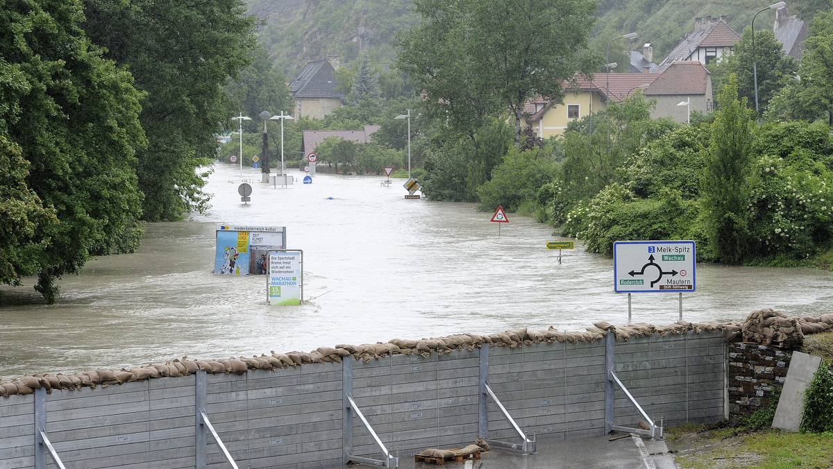 Zagrożenie powodziowe w stolicy Czech Pradze zaczęło się zmniejszać, gdy minęła ją kulminacyjna fala wezbrania Wełtawy. Trwa ewakuacja zagrożonych okolic ujścia Wełtawy do Łaby, gdzie fala ta ma dotrzeć wieczorem.