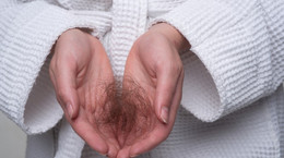 Wypadanie włosów - jeden z częstszych skutków COVID-19. Jak je zatrzymać?