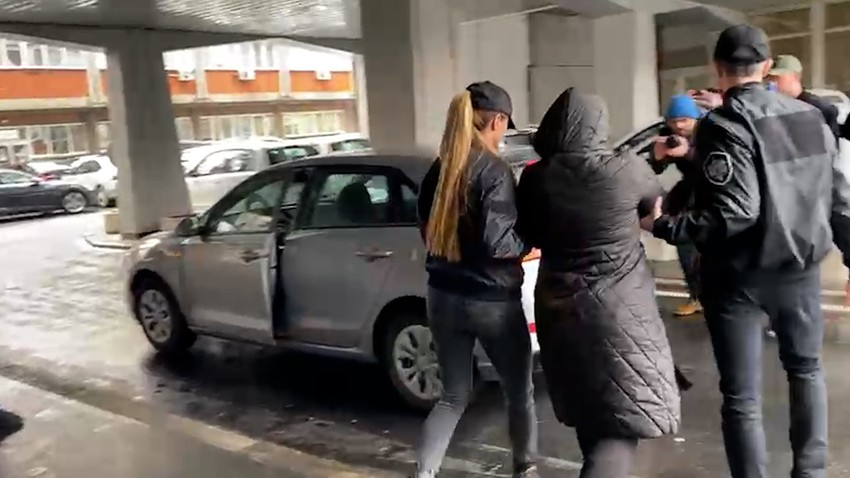 Privođenje službenice u zgradu ministarstva