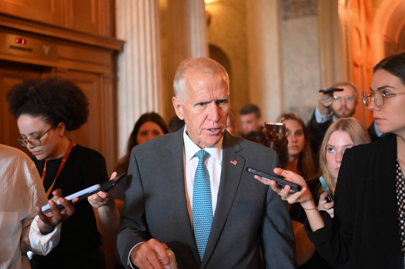 Republikański senator Thom Tillis przemawia do prasy po opuszczeniu sali senackiej w Kapitolu w Waszyngtonie, 30 czerwca 2025 r.