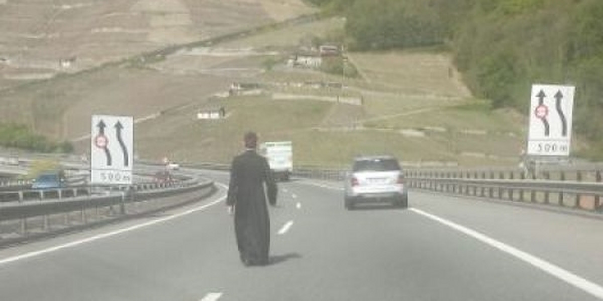 Szok! Polski ksiądz szedł środkiem autostrady w Szwajcarii odmawiając różaniec.