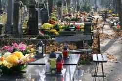 Antysemickie symbole na grobie rodziców Michnika