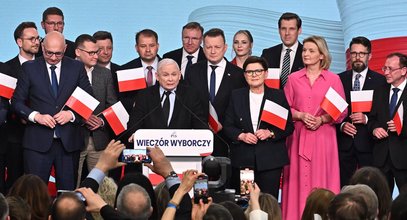 Przyciągała wzrok na wieczorze wyborczym PiS-u. Kim jest "kobieta w różowym"?