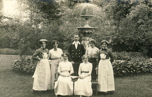 Książęcy kamerdyner i pokojówki na zamkowych tarasach, 1909 r. Zdjęcie Louisa Hardouina. Kolekcja zamku Ksiąz w Wałbrzychu