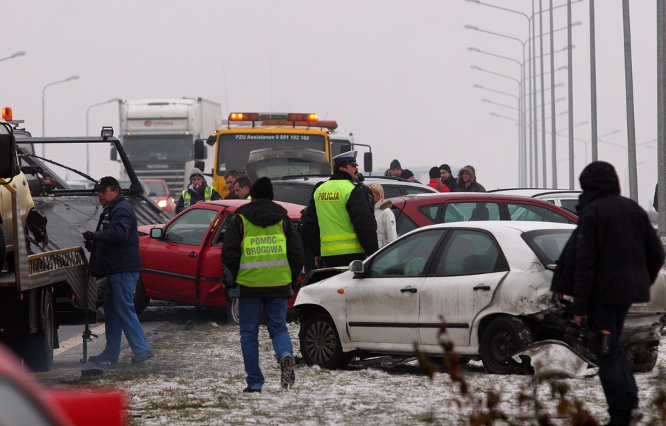 KOMORNIKI KARAMBOL 40 SAMOCHODÓW