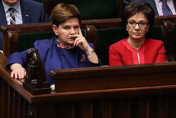 Beata Szydło i Elżbieta Witek podczas posiedzenia Sejmu, Warszawa, 13 stycznia 2016 r.