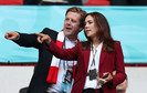 Księżna Mary na meczu Anglia-Dania (na zdjęciu z Jakobem Jensenem, przewodniczącym Danish Football Association)