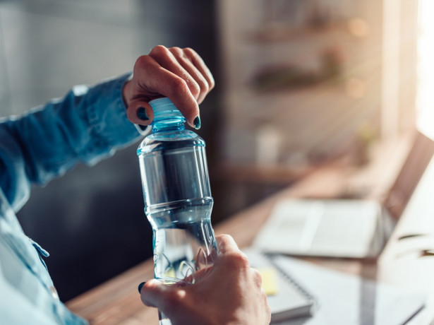 Nawet ćwierć miliona mikrokawałków plastiku w jednej butelce z wodą