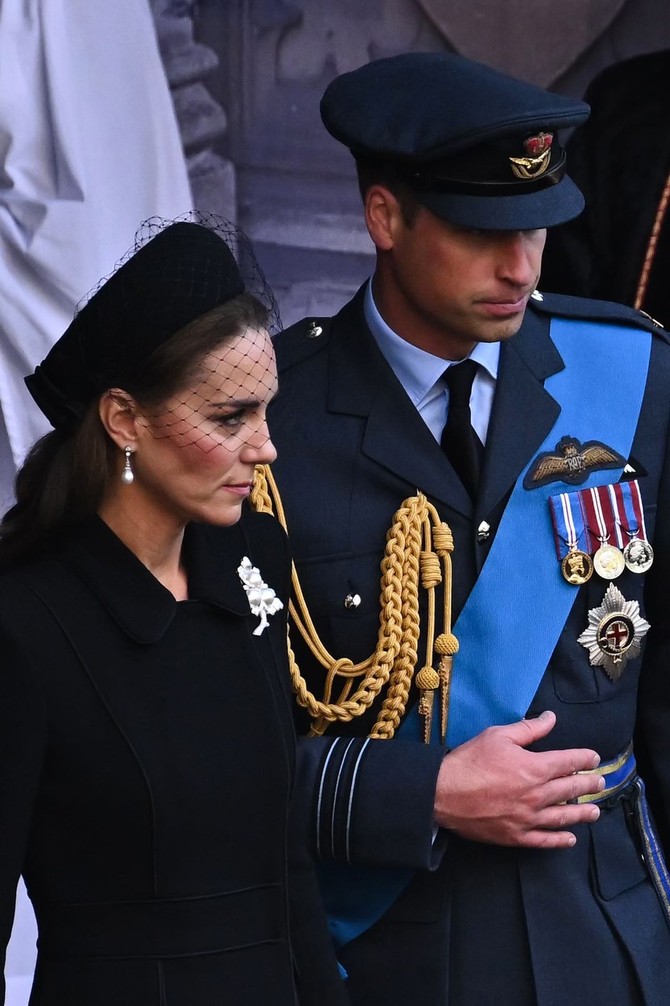Broš koji je pripadao kraljici i minđuše koje je nekada nosila Dajana na Kejt Midlton juče u Londonu foto:  Pool/ Zuma Press
