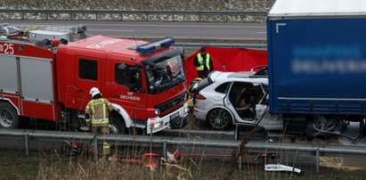 Porsche wbiło się w ciężarówkę. Wśród ofiar polityk PSL i ceniony lekarz. Zrozpaczone rodziny proszą o jedno