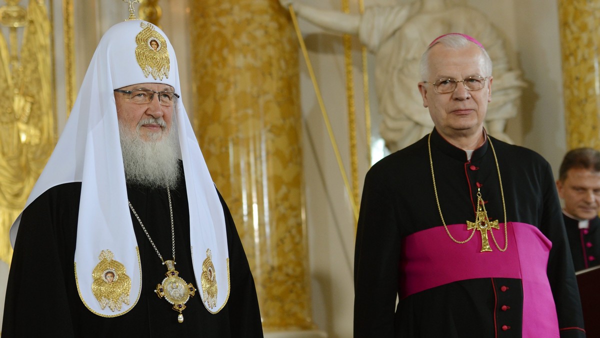 Patriarcha Moskwy i całej Rusi Cyryl I i i abp Józef Michalik (P) podpisali przesłanie wzywające do pojednania obu narodów, Polski i Rosji; 17.08.2012 r.