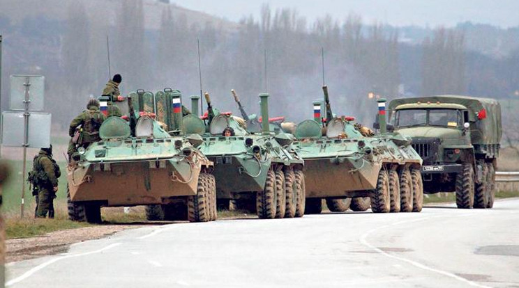 Orosz felségjelű tankok  és szállító járművek indultak el a Krímben a nagyvárosok felé. Átvették az ellenőrzést a hivatalok és  a parlament felett (MTI)