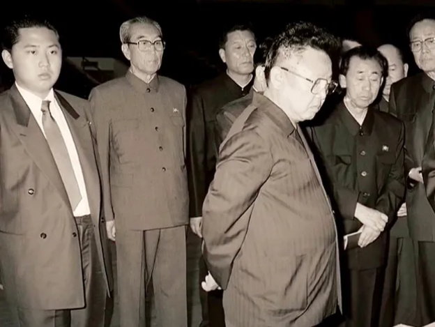 Tak kiedyś wyglądał Kim Dzong Un. Na powyższej fotografii Kim przygląda się swojemu ojcu.