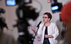 Zalewska z resortem finansów analizuje postulaty związkowców. 'Spotkajmy się w pół drogi'