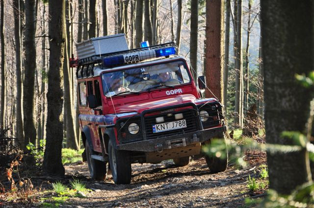 Land Rover bez trudu pokonuje kamieniste, leśne drogi.