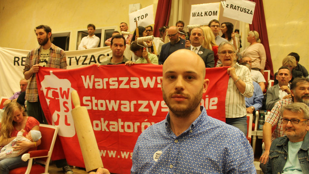 Pomimo zatrzymania reprywatyzacji w Warszawie ludzie nadal cierpią z powodu błędnych decyzji - powiedział prezes Stowarzyszenia Wolne Miasto Warszawa Jan Śpiewak podczas dzisiejszej konferencji prasowej w stolicy.