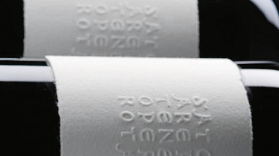 Ręcznie wykonane tłoczenia w etykiecie wina Fuori Marmo 2019 Cabernet Sauvignon imitują celowo marmur.