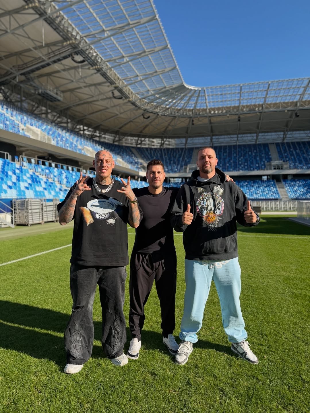 Moderátor Marcel Osťo Osztas so Separom. 