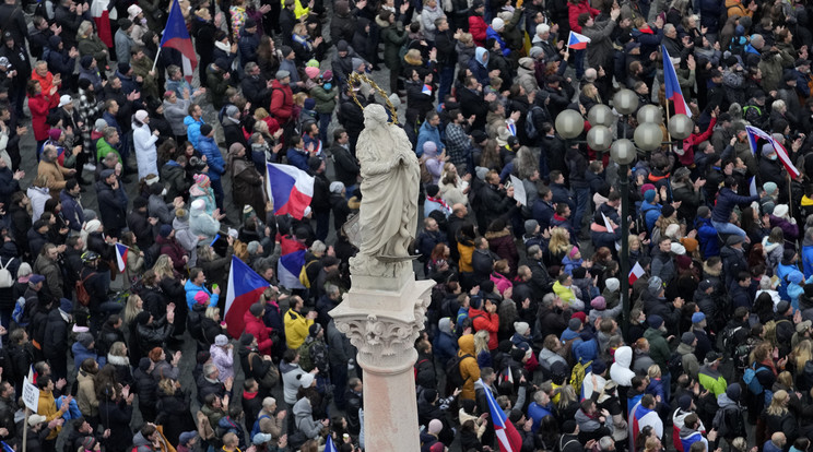 A koronavírus-járvány miatt bevezetett korlátozások ellen tüntetnek a csehszlovákiai kommunista rendszert megdöntő "bársonyos forradalom" 32. évfordulójának alkalmából rendezett ünnepségen Prágában 2021. november 17-én / Fotó: MTI/AP/Petr David Josek