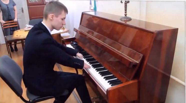 Kéz nélkül játszik a zongorista /Fotó:YouTube