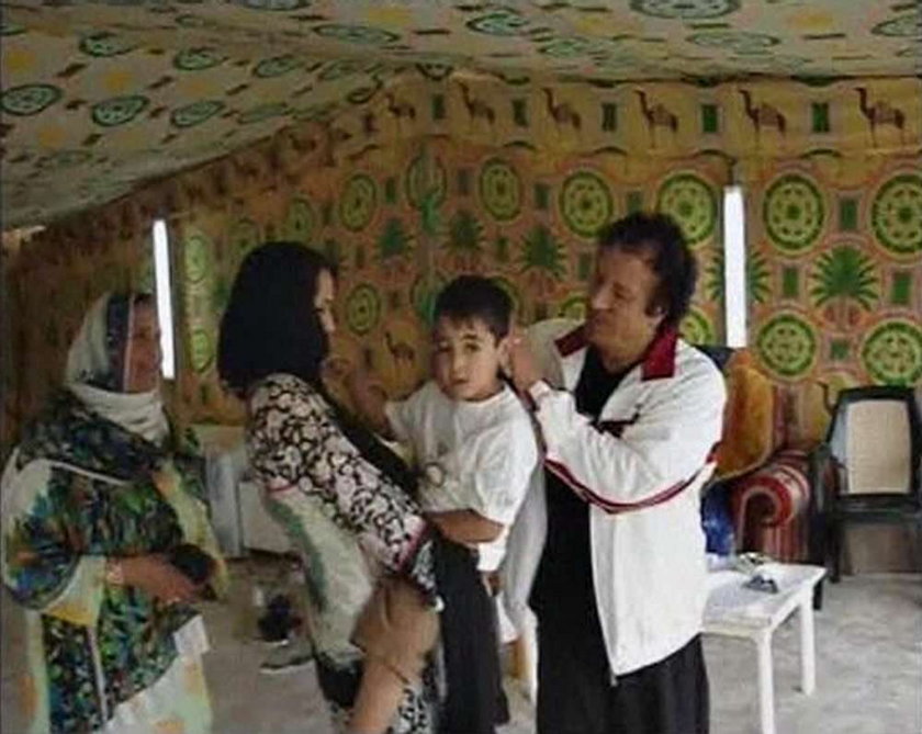 Oto jak Kaddafi bawi się z wnukami