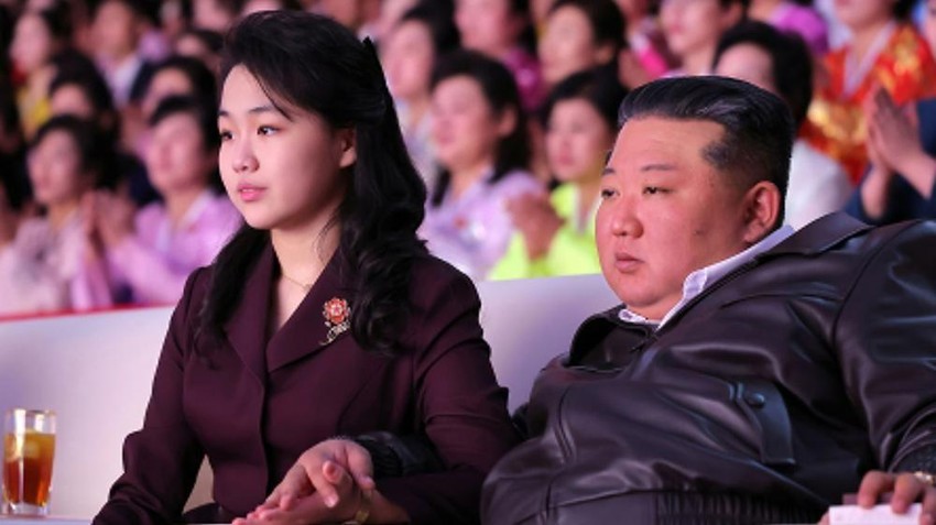 Kim Džu Ae i Kim Džong Un držali su se za ruke dok su gledali predstavu povodom Međunarodnog dana žena u Pjongjangu, 8. marta 2026. godine | Foto: EPA