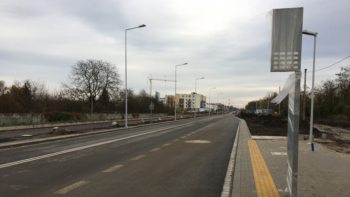 Nie 17 grudnia, jak planowano, a 23 grudnia zostanie otwarta nowa pętla autobusowa przy ul. Racławickiej, tuż przed nowym mostem. Wtedy też kilka linii pojedzie zmienionymi trasami. Mimo wcześniejszych zapowiedzi, bez zmian będą za to kursować autobusy 126. Na razie też nie powstanie nowa linia nocna 248.