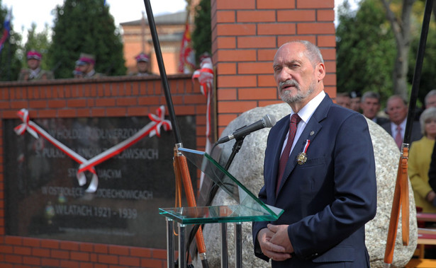 Spór o szefa MON. Opozycja mówi o tworzeniu prywatnej armii. PiS zarzuca przeciwnikom niekompetencję