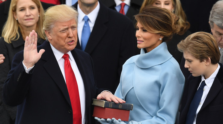 Donald Trump leteszi az esküt. Jobbra felesége, a First Lady, Melania és fia, Barron /Fotó: AFP