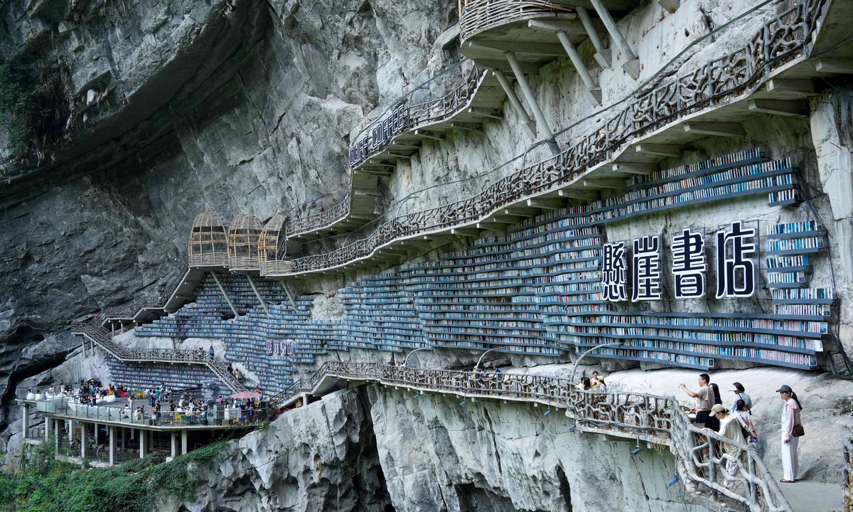 W Chinach działa niemożliwa księgarnia. Regały wiszą nad przepaścią