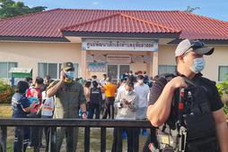 Policja i krewni zamordowanych w żłobku w Tajlandii