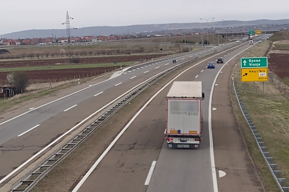 DRUGA VOŽNJA U KONTRASMERU NA AUTOPUTU U ISTOM DANU Vozač iz Pirota vozio zaustavnom trakom, ovako je kažnjen