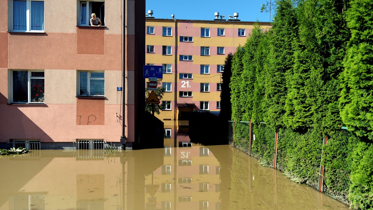 Od niedzieli, od godz. 13 będzie obowiązywał alarm powodziowy dla Warszawy i powiatów: warszawskiego zachodniego oraz legionowskiego. Ciężka sytuacja jest na południowym wschodzie Polski. Zalane jest Jasło, sporo ważnych dróg i kilka traktów kolejowych jest nieprzejezdnych. Znów zalewana jest prawobrzeżna część Sandomierza oraz gmina Wilków, która w 90 procentach znalazła się pod wodą już dwa tygodnie temu.