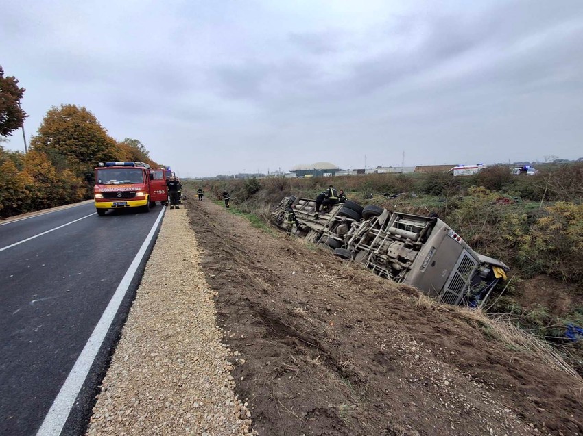 Autobus sleteo sa puta kod Sremske Mitrovice