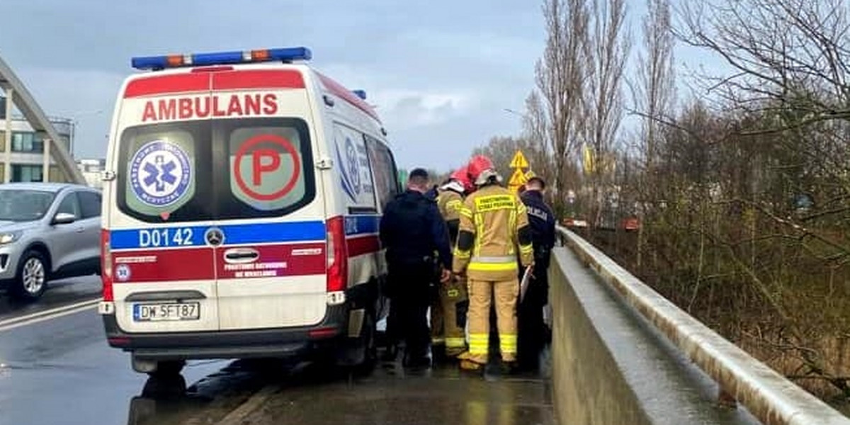 25-letni obywatel Ukrainy wskoczył do rzeki z mostu we Wrocławiu. Na pomoc ruszyli policjanci.  