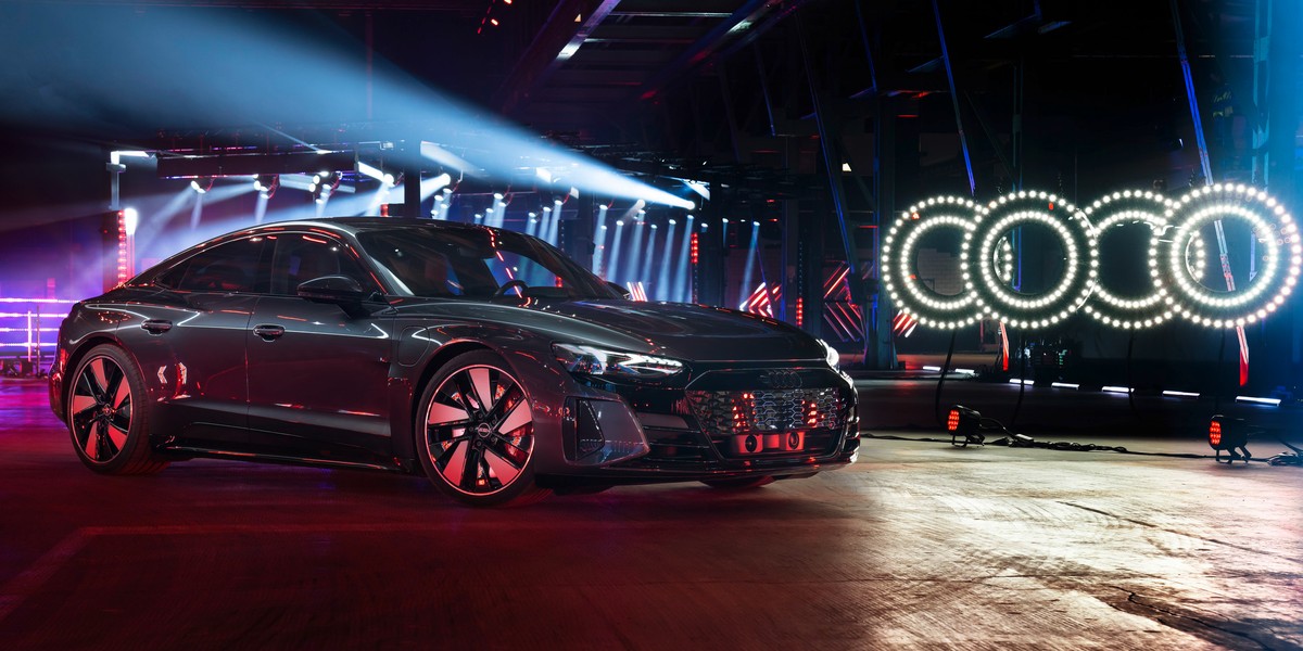 Audi e-tron GT to nowy flagowiec tej marki. Samochód jest blisko spokrewniony, tak pod względem podzespołów jak i linii nadwozia, z elektrycznym Porsche Taycan. 