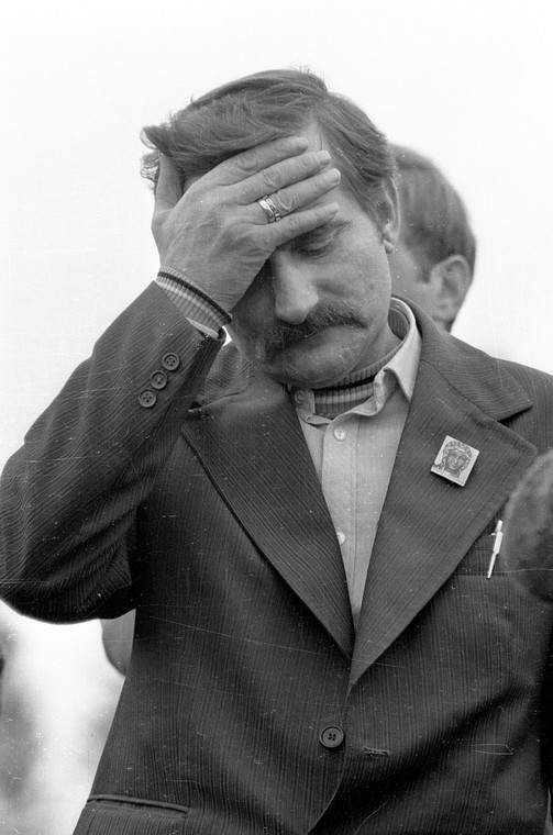 Na zdjęciu archiwalnym z dnia 24.09.1980 r. ówczesny przewodniczący Krajowej Komisji Porozumiewawczej Lech Wałęsa podczas wiecu i spotkania z pracownikami zakładów mechanicznych Ursus, po złożeniu w Sądzie Wojewódzkim wniosku o rejestrację Związku