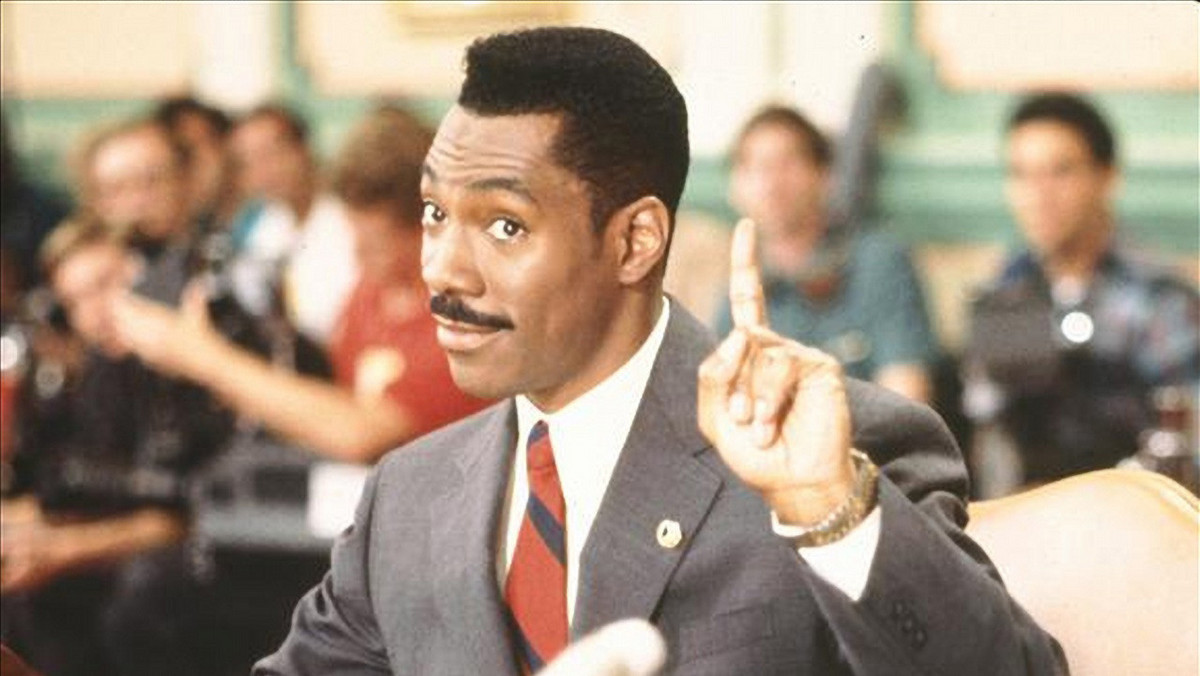 Film "Fałszywy senator" wszedł do kin w 1992 r. W roli głównej występuje Eddie Murphy.
