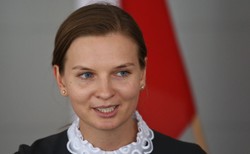 Ambasador RP w Belgii odcina się od szefowej fundacji Otwarty Dialog. Poszło o wspólne zdjęcie